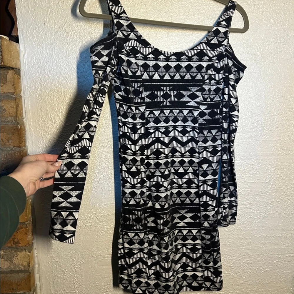 Nollie Monochrome Geometric Shoulder Cutout Top
